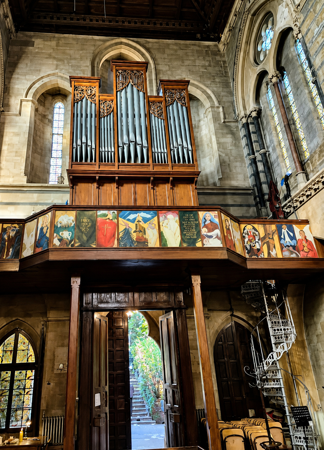 Kilise iç mekânımız ve borulu org